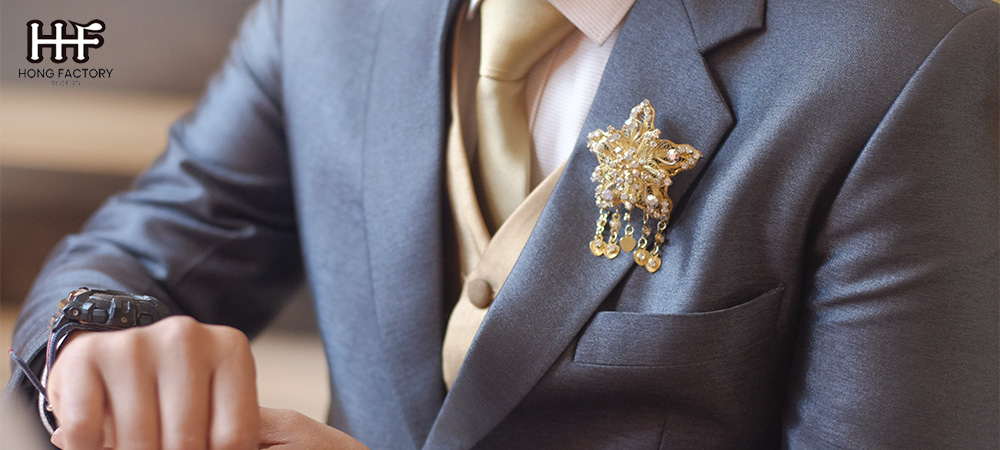 How to wear a brooch to match the style of dressing